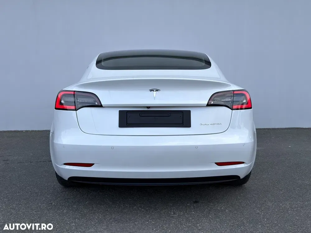 Tesla Model 3 — imagine 4
