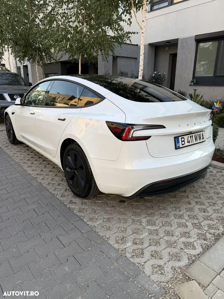 Tesla Model 3 — imagine 3