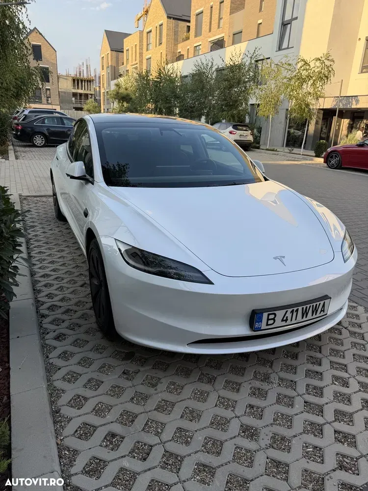 Tesla Model 3 — imagine 5