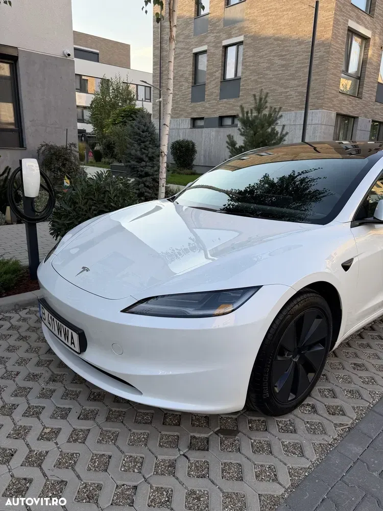 Tesla Model 3 — imagine 4