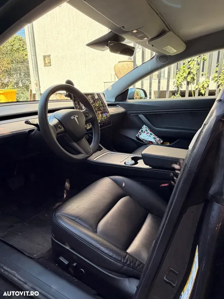 Tesla Model 3 — imagine 4