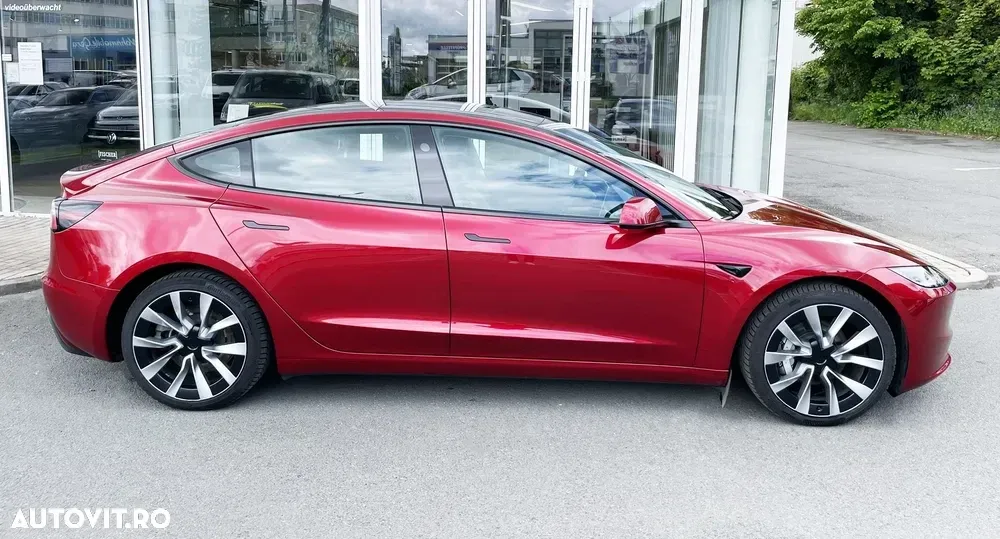 Tesla Model 3 — imagine 3