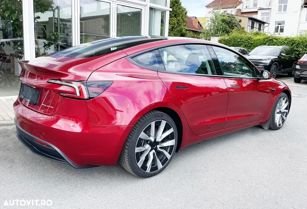 Tesla Model 3 — imagine 4