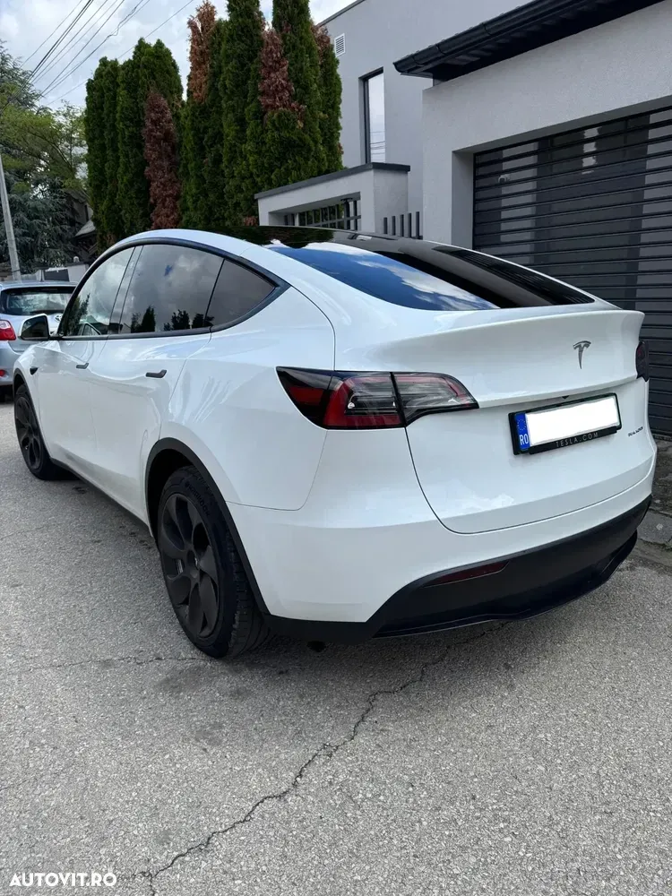 Tesla Model Y Long Range AWD — imagine 3