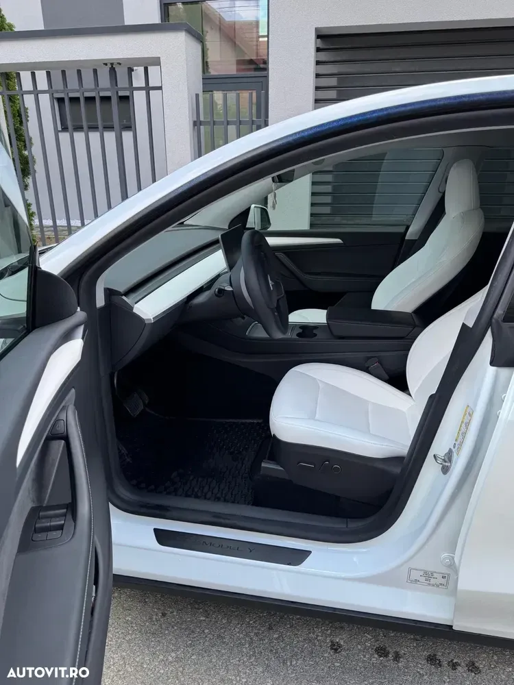 Tesla Model Y Long Range AWD — imagine 5
