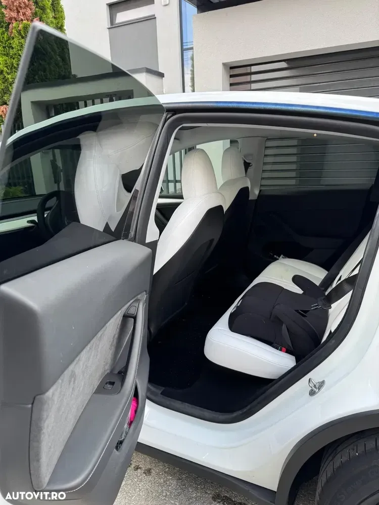 Tesla Model Y Long Range AWD — imagine 6