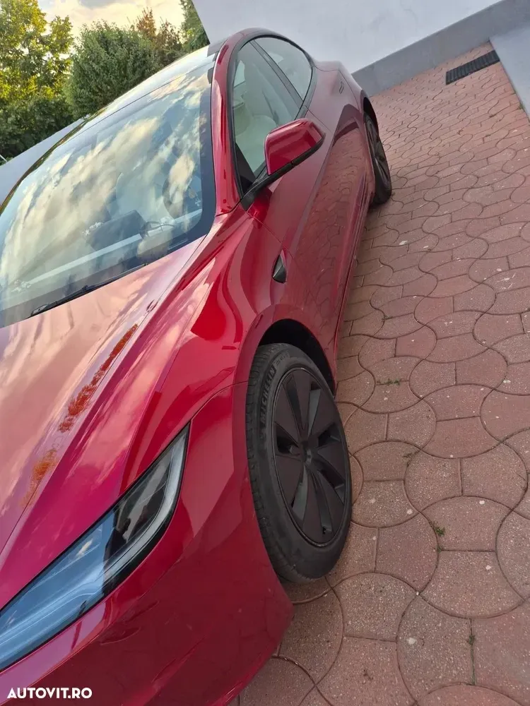 Tesla Model 3 — imagine 4