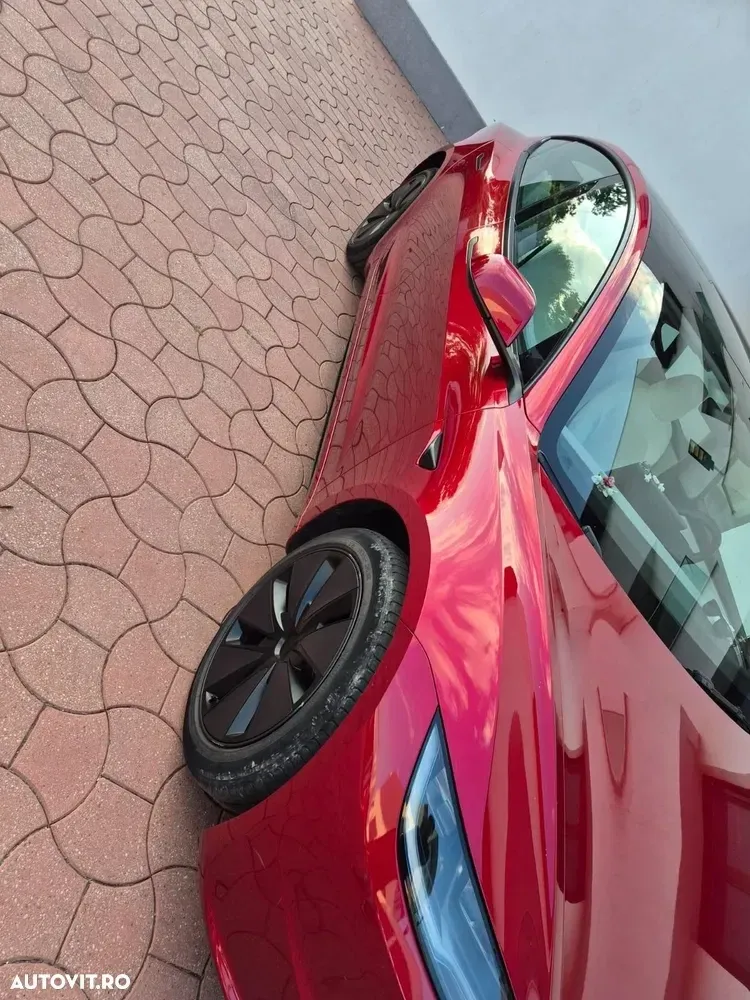 Tesla Model 3 — imagine 5