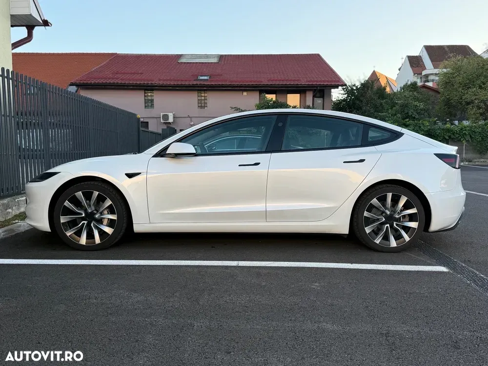 Tesla Model 3 — imagine 3