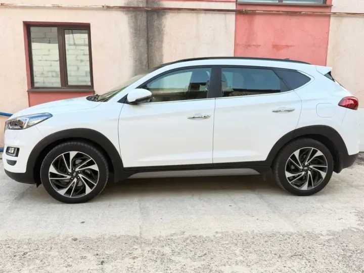 Hyundai Tucson III 2.0 CRDI 4WD 8AT Luxury
