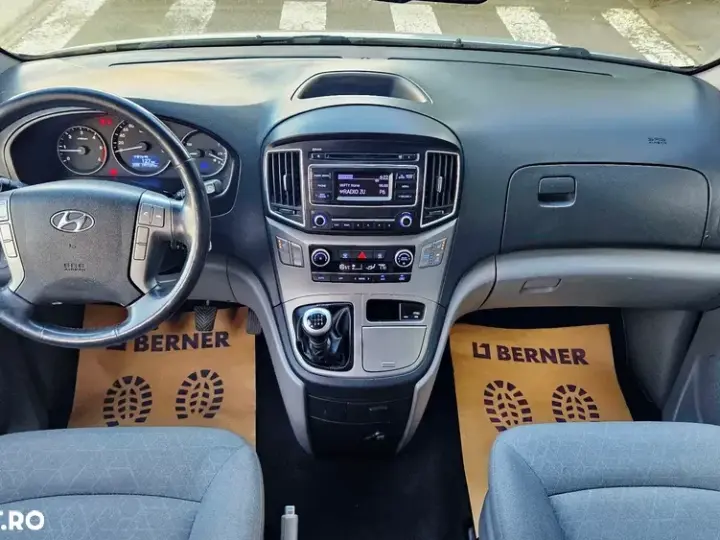 Hyundai H-1 Starex