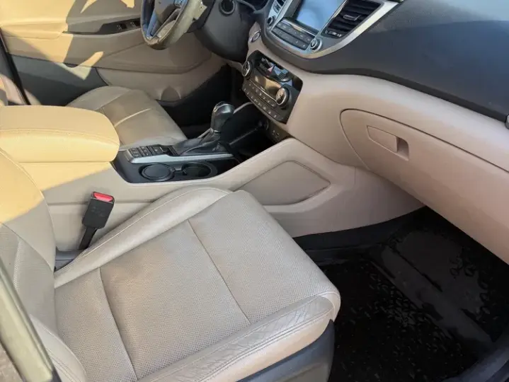Hyundai Tucson III 2.0 CRDI 4WD 6AT Luxury Pack+