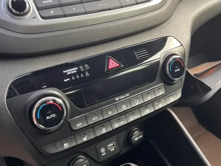 Hyundai Tucson III 2.0 CRDI 4WD 6AT Premium+ Design Pack