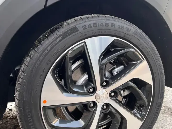 Hyundai Tucson III 2.0 CRDI 4WD 6AT Premium+ Design Pack