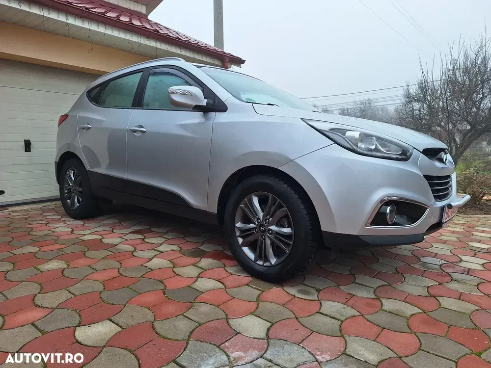 Hyundai ix35 2.0 CRDI 4WD Automatik Fifa World Cup Gold Edition — imagine 2