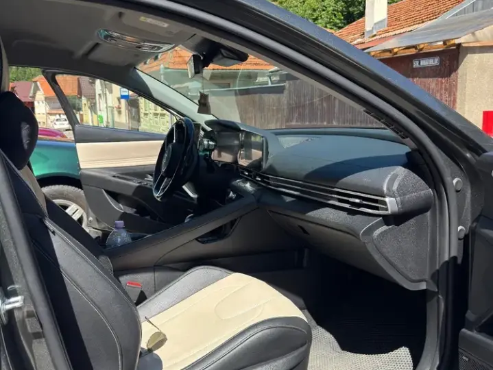 Hyundai Elantra VII 1.6 l 123 CP CVT Exclusive Navi
