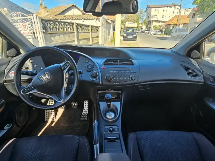 Honda Civic VIII 1.8 SOHC i-VTEC MT Executive