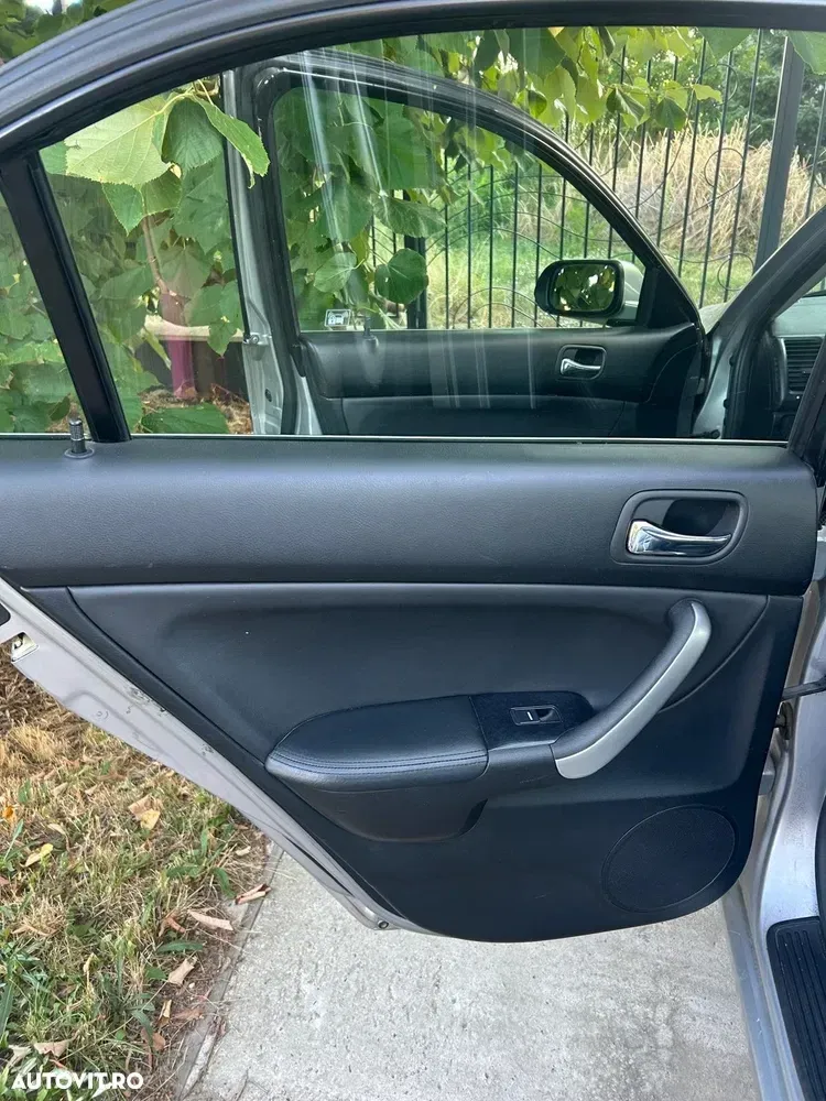 Honda Accord 2.0 i 4 Door — imagine 4