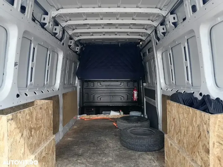Volkswagen Crafter Furgon L3H2 2.0 TDI