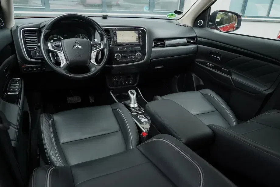 Mitsubishi Outlander III 2.0 4WD Plus — imagine 5