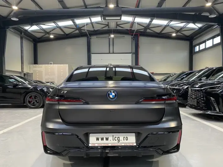 BMW i7