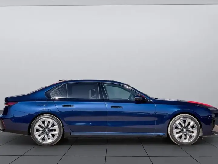 BMW Seria 7 G70 750e xDrive