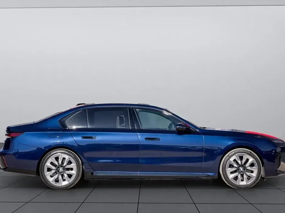 BMW Seria 7 G70 750e xDrive — imagine 3