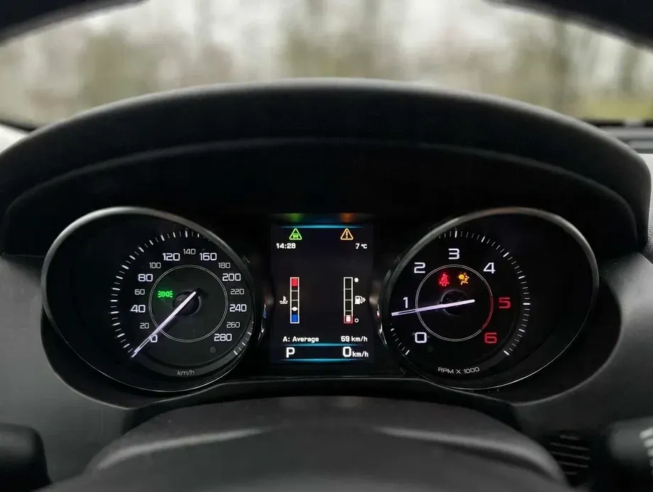 Jaguar XE 2.0 Portfolio — imagine 5