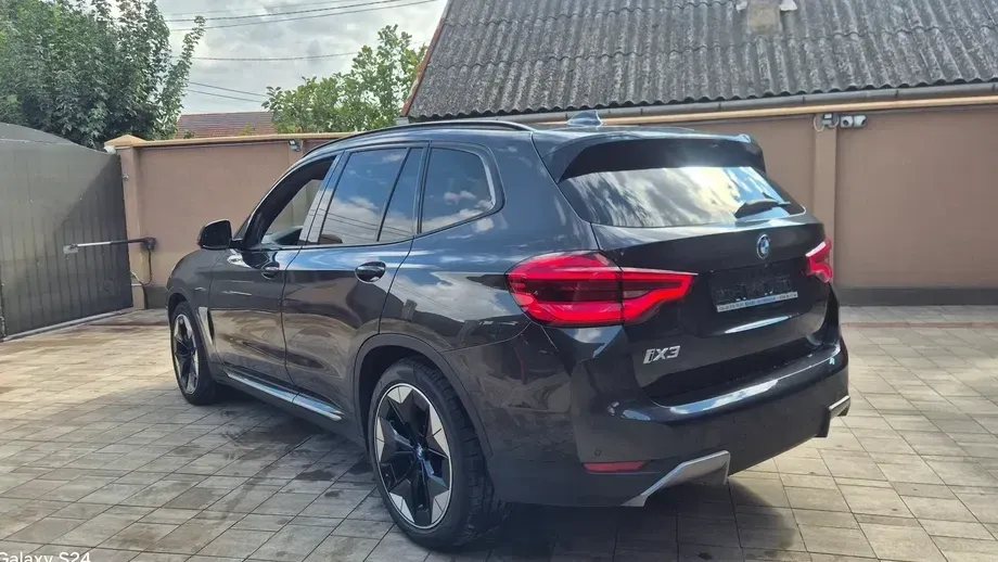 BMW iX3 Impressive — imagine 5