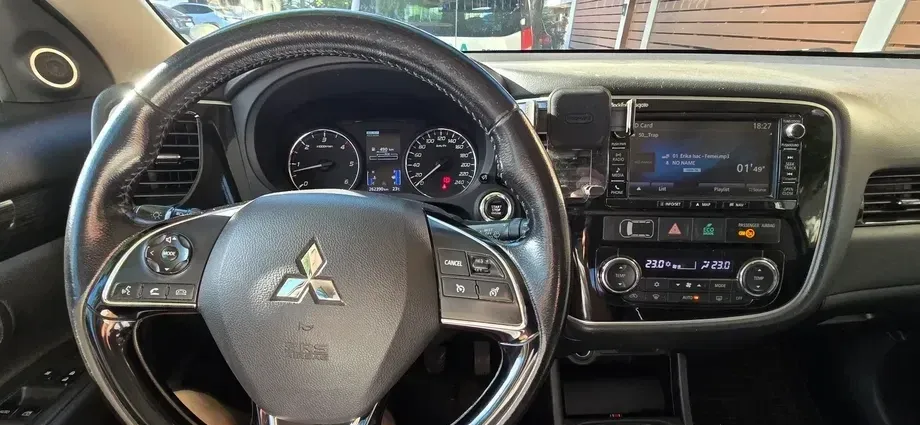 Mitsubishi Outlander III 2.2 Litre DI-D AWD Instyle — imagine 3