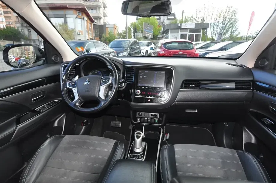 Mitsubishi Outlander III 2.4 4WD CVT Intense — imagine 5
