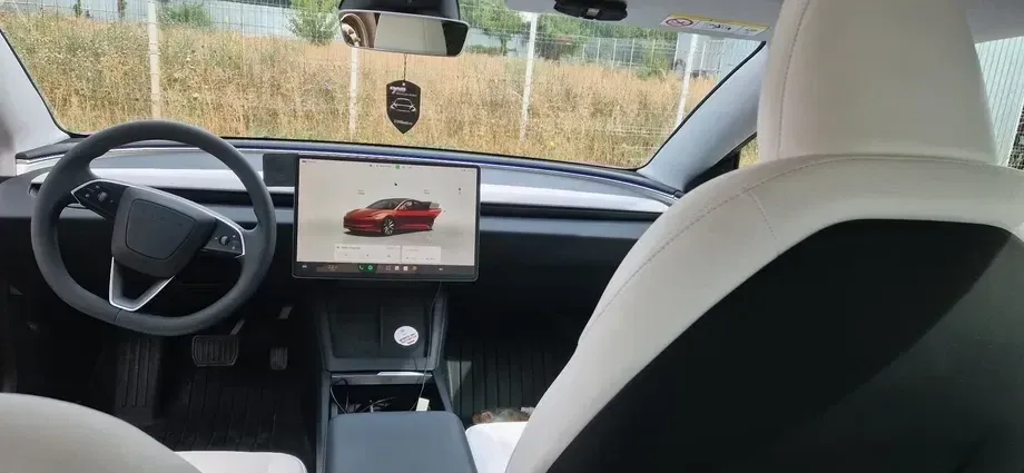 Tesla Model 3 — imagine 4