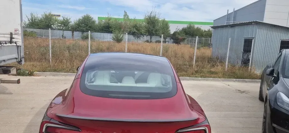 Tesla Model 3 — imagine 5