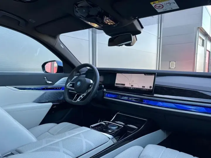 BMW Seria 7 G70 750e xDrive