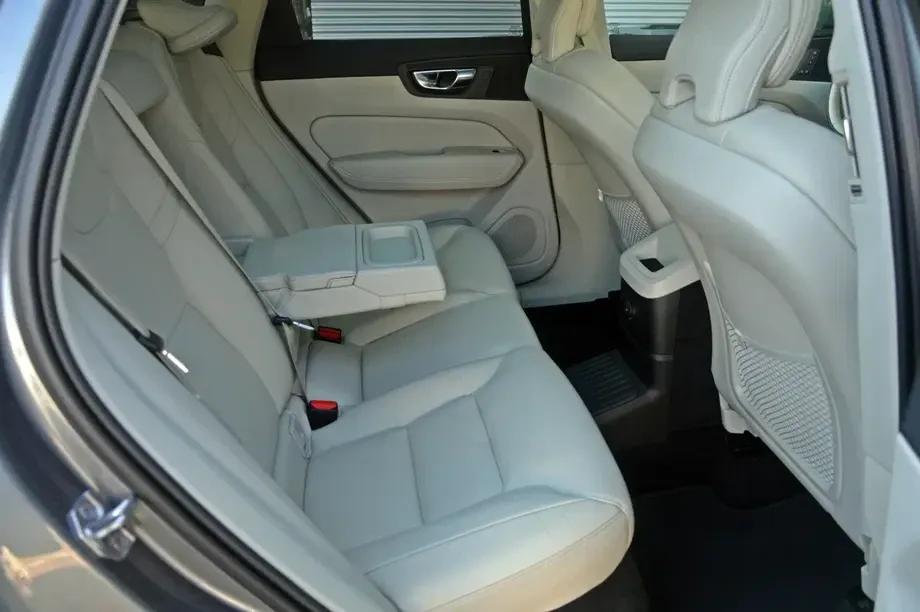 Volvo XC 60 II T8 Twin Engine AWD Geartronic Inscription — imagine 6