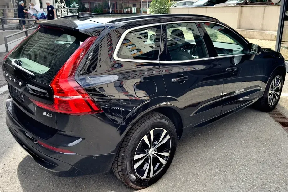 Volvo XC 60 II B4 MHEV AT AWD Plus Dark — imagine 3