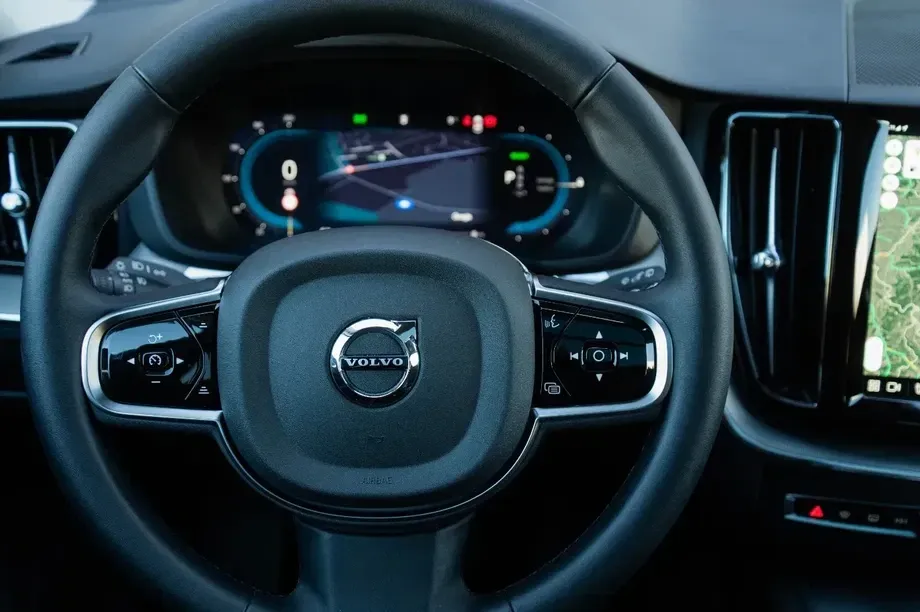 Volvo XC 60 II T8 AWD Ultra Dark — imagine 2