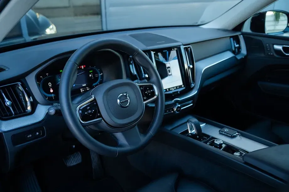 Volvo XC 60 II T8 AWD Ultra Dark — imagine 3