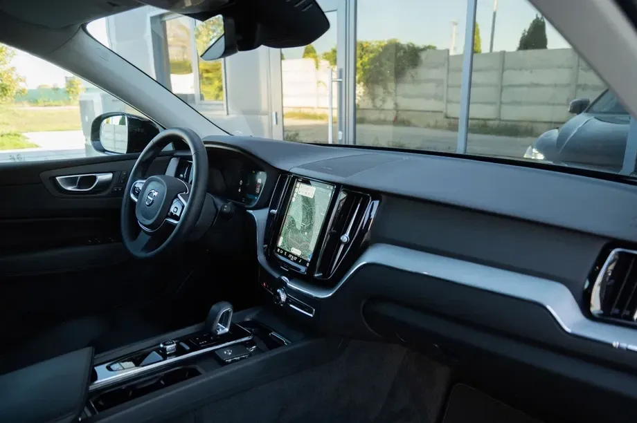 Volvo XC 60 II T8 AWD Ultra Dark — imagine 4