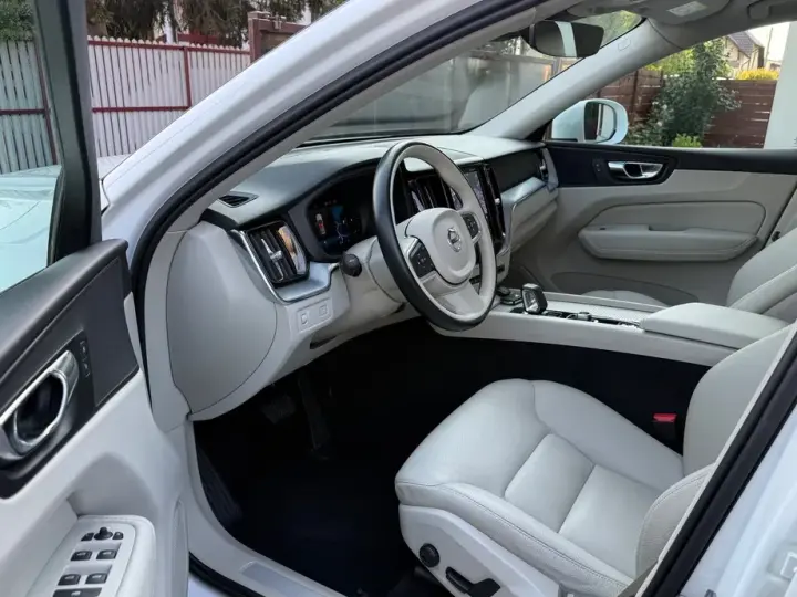 Volvo XC 60 II B4 MHEV AT8 AWD Momentum Pro