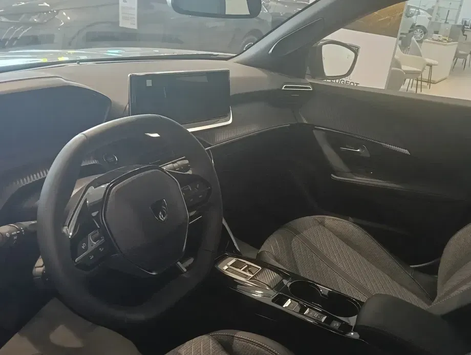 Peugeot 2008 II 1.2L e-DCS6 MHEV Allure — imagine 6