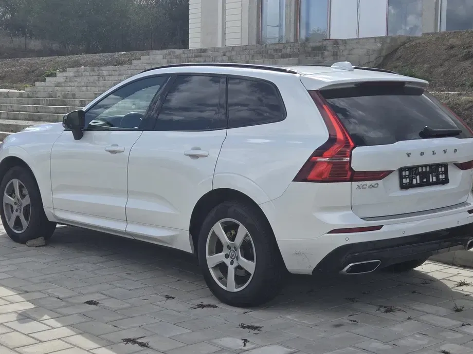 Volvo XC 60 II B4 MHEV AWD R-Design — imagine 5