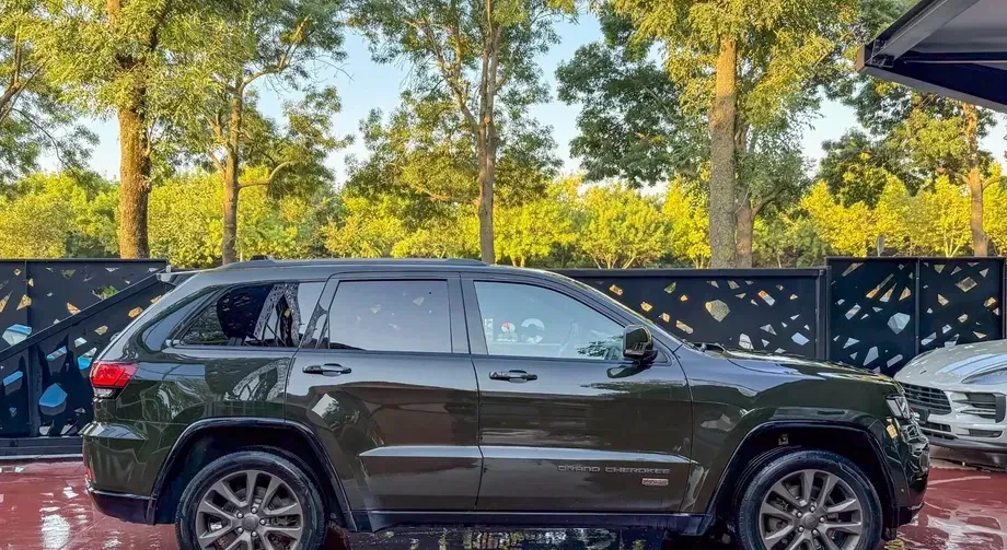 Jeep Grand Cherokee — imagine 3