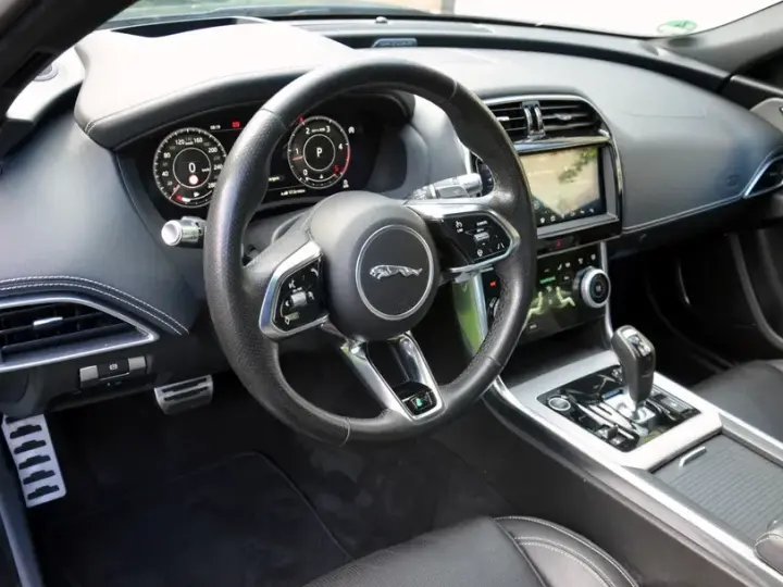 Jaguar XE D200 Aut. R-Dynamic HSE