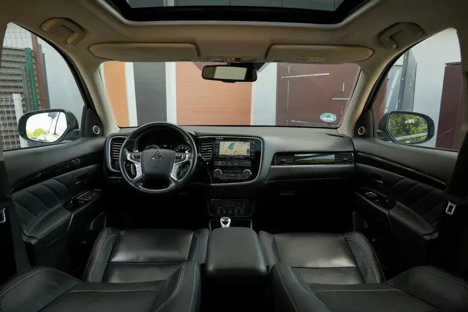 Mitsubishi Outlander 2.0 4WD Plus — imagine 6