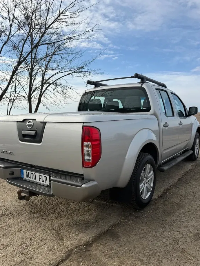 Nissan Navara 2.5 dCi DPF 4X4 Double Cab LE — imagine 4