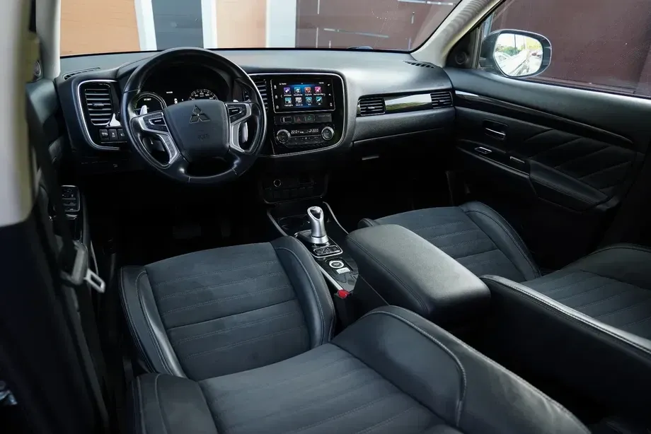 Mitsubishi Outlander 2.0 4WD Plus — imagine 6