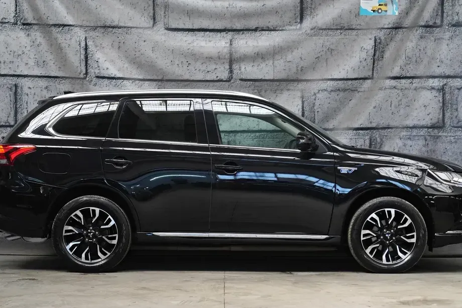 Mitsubishi Outlander 2.0 4WD Plus — imagine 3