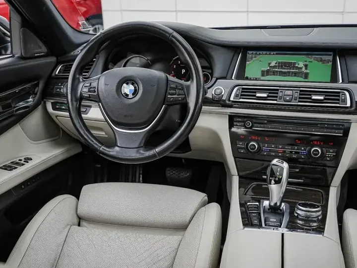 BMW Seria 7 750i xDrive Edition Exclusive