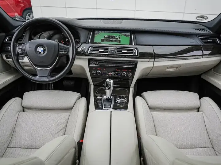 BMW Seria 7 750i xDrive Edition Exclusive